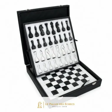 Caja abierta de mármol blanco y negro con piezas guardadas y tablero integrado