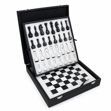Caja abierta de mármol blanco y negro con piezas guardadas y tablero integrado