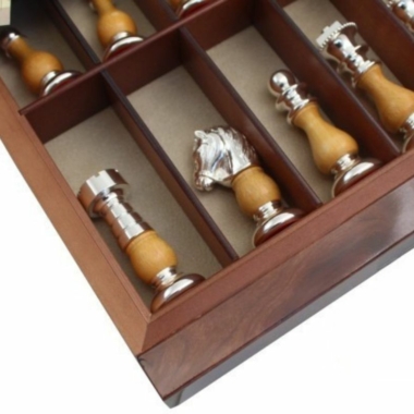 Jeu d’Echecs de Luxe Echiquier en Bois de Bruyère avec Tiroir et Pieces en Laiton Plaque Or et Argent