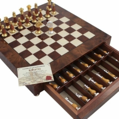 Jeu d’Echecs de Luxe Echiquier en Bois de Bruyère avec Tiroir et Pieces en Laiton Plaque Or et Argent