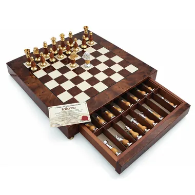 Juego de ajedrez de lujo con tablero de madera de brezo y cajón de piezas abierto