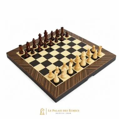 Tablero de ajedrez de madera abierto con piezas de madera dispuestas para una partida