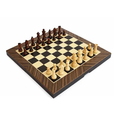 Tablero de ajedrez de madera abierto con piezas de madera dispuestas para una partida