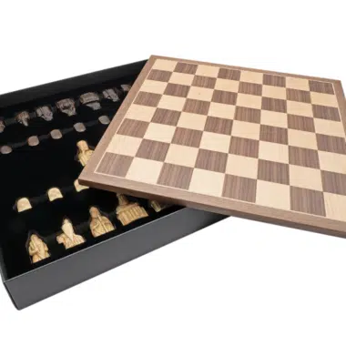 Caja de almacenamiento abierta con tablero y piezas Isla de Lewis guardadas