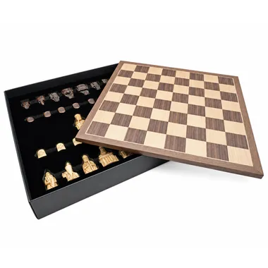 Caja de almacenamiento abierta con tablero y piezas Isla de Lewis guardadas