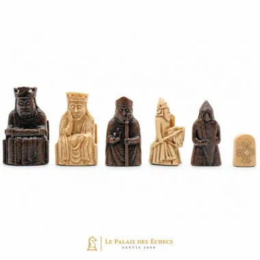 Piezas de ajedrez Isla de Lewis, alineación de reyes, reinas y caballos tallados