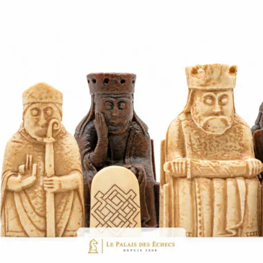 Piezas de ajedrez Isla de Lewis, primer plano de reyes y obispo tallados