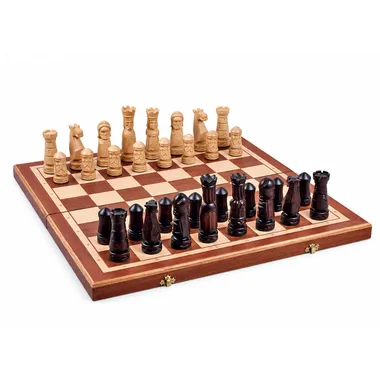 Juego de ajedrez del Château II colocado sobre el tablero de madera plegable