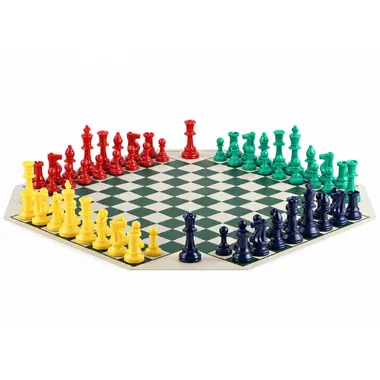 Juego de ajedrez para cuatro jugadores con piezas rojas, verdes, amarillas y azules en tablero hexagonal