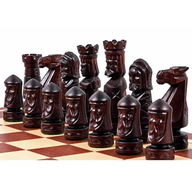 Piezas oscuras del juego de ajedrez del Château II con rostros tallados
