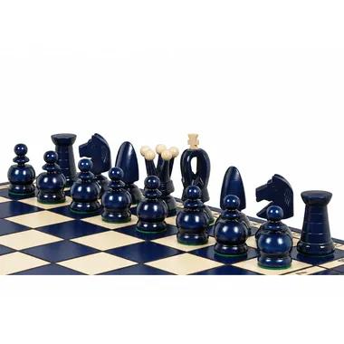 Detalle de las piezas azules del juego de ajedrez alineadas en el tablero