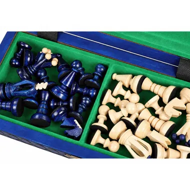 Piezas de ajedrez azules y marfil guardadas en la caja forrada de fieltro verde