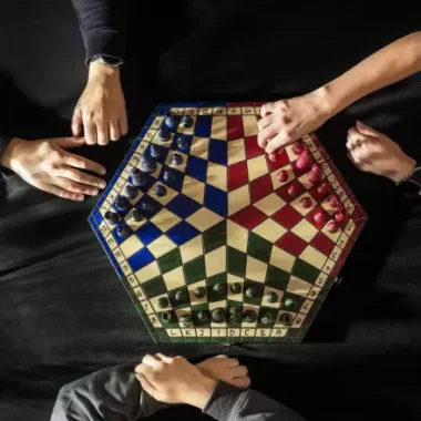 Juego de ajedrez de madera para 3 jugadores – estuche hexagonal tricolor con piezas Staunton