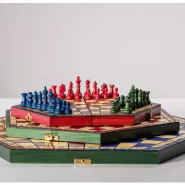 Juego de ajedrez para 3 jugadores con piezas Staunton colocadas en el tablero