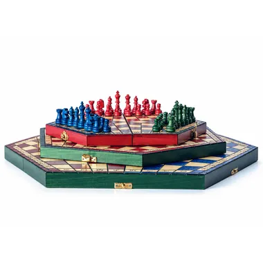 Juego de ajedrez para 3 jugadores con piezas Staunton colocadas en el tablero