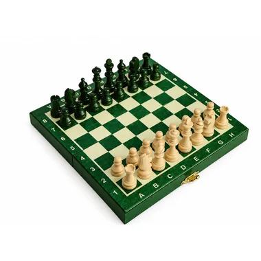 Juego de ajedrez magnético mini de madera verde, tablero abierto con piezas colocadas