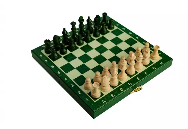 Jeu d’Echecs Magnétique Mini en Bois – Vert, Compact et Idéal pour les Voyages