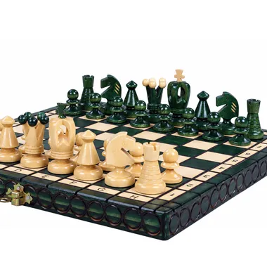 Juego de ajedrez plegable, piezas verdes y marfil sobre tablero plegable