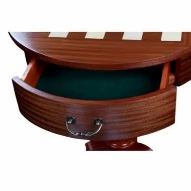 Cajón abierto forrado con fieltro verde bajo el tablero de caoba