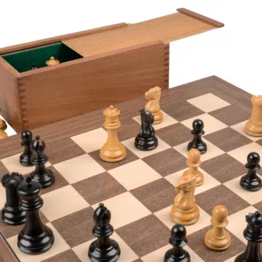 Caja de almacenamiento abierta con fieltro verde junto a las piezas en juego