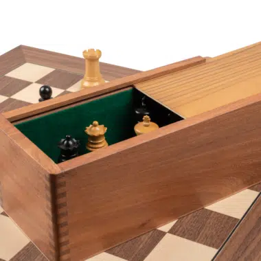 Caja de nogal abierta que muestra las piezas guardadas sobre fieltro verde