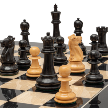 Jeu d’Échecs Staunton Noir et Blanc en Ébène et Buis avec Échiquier en Anegre Noir et Érable – Roi 8,9 cm