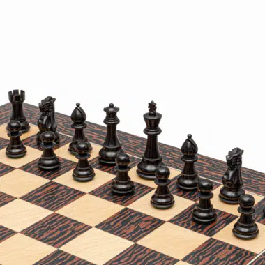 Piezas negras alineadas sobre el tablero de arce y ébano atigrado, vista diagonal