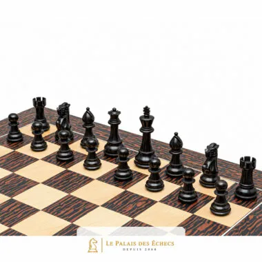 Piezas negras alineadas sobre el tablero de arce y ébano atigrado, vista diagonal