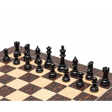 Piezas negras alineadas sobre el tablero de arce y ébano atigrado, vista diagonal