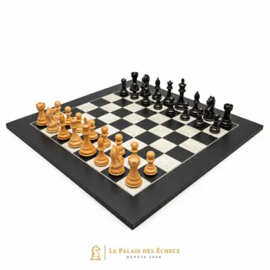 Juego de ajedrez completo blanco y negro, piezas en posición inicial sobre el tablero