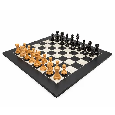 Juego de ajedrez completo blanco y negro, piezas en posición inicial sobre el tablero