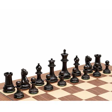 Piezas negras del juego de ajedrez Staunton 1851 alineadas en el tablero