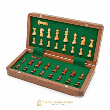 Interior del estuche mostrando las piezas de ajedrez magnético de madera - Le Palais des Echecs