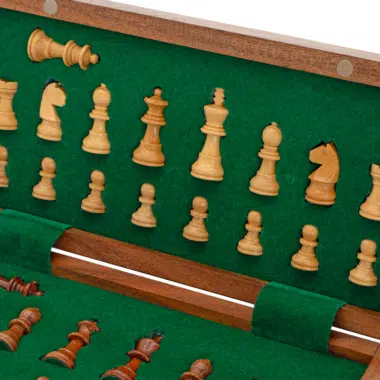 Détail des pièces blanches du jeu d'échecs voyage pliant sur fond vert - Le Palais des Echecs