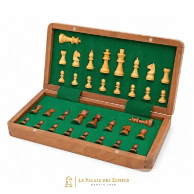 Piezas de ajedrez de madera bien ordenadas con terciopelo verde - Le Palais Des Echecs