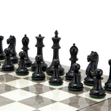 Detalle de las piezas negras del juego de ajedrez Oxford Ash Burl, destacando el diseño Staunton - Le Palais Des Echecs