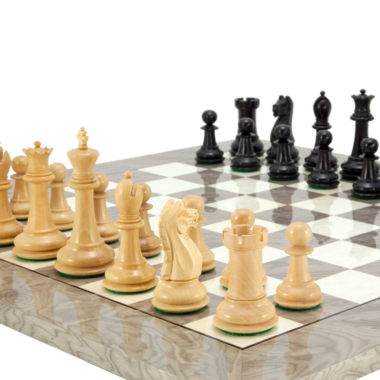 Vista de cerca de las piezas blancas del juego de ajedrez Oxford Ash Burl, listas para la partida - Le Palais Des Echecs