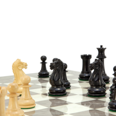 Escena dinámica del juego de ajedrez Oxford Ash Burl con piezas Staunton en acción sobre el tablero