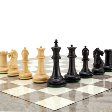 Alineación estratégica de las piezas blancas y negras del juego de ajedrez Oxford Ash Burl sobre un tablero refinado