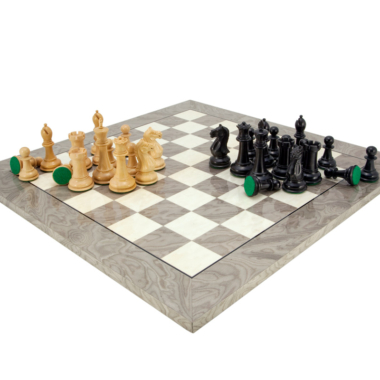 Ángulo de vista mostrando el juego de ajedrez Oxford Ash Burl sobre el tablero de madera - Le Palais Des Echecs