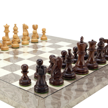 Vista del juego de ajedrez con piezas claras y oscuras bien alineadas - Le Palais Des Echecs