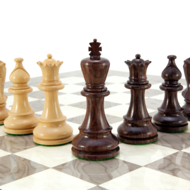 Rey y reina de madera oscura en un entorno sofisticado - Le Palais Des Echecs