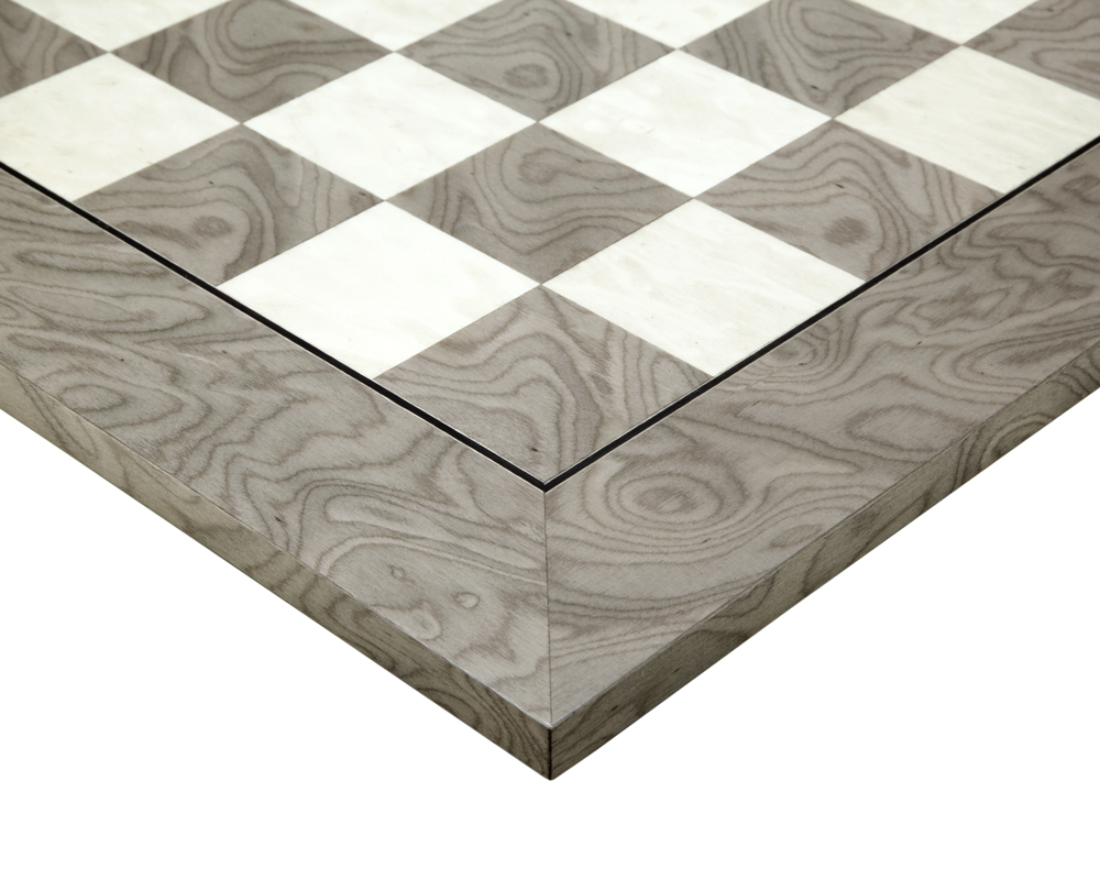 Detalle de la esquina del tablero del juego de ajedrez con un acabado cuidado - Le Palais Des Echecs