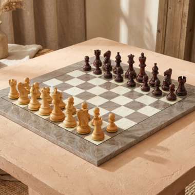 Juego de ajedrez decorativo de madera en un ambiente cálido y moderno - Le Palais Des Echecs