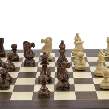 Vista de cerca del juego de ajedrez Caballero Francés con piezas en palisandro y marfil - Le Palais Des Echecs