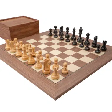 Juego de Ajedrez Levisham Negro y Nogal con piezas Staunton sobre un tablero elegante - Le Palais Des Echecs