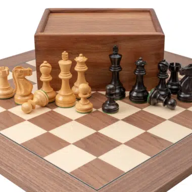 Piezas del juego de ajedrez Levisham dispuestas elegantemente sobre el tablero de madera - Le Palais Des Echecs