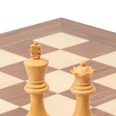 Primer plano del rey y la dama del juego de ajedrez Levisham, símbolos del juego estratégico