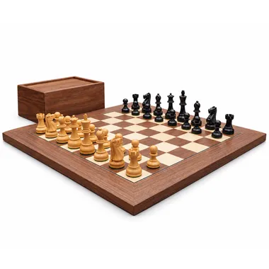 Juego de ajedrez Levisham negro y nogal sobre una mesa de madera en un ambiente cálido