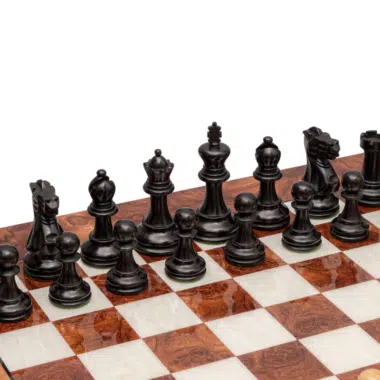 Detalles de las piezas negras del juego de ajedrez de lujo en Le Palais Des Echecs